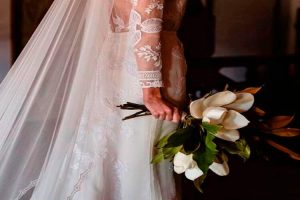 novia-de-encaje-y-ramo-rustico