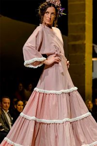 La-mujer-andaluza-pisando-el-recinto-ferial-13-por-Ana-y-Rosario