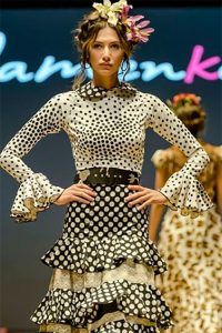 La-mujer-andaluza-pisando-el-recinto-ferial-14-por-tus-Weddings-de-Jerez